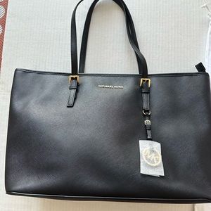 New never used Michela kors leather bag in Black with measurements